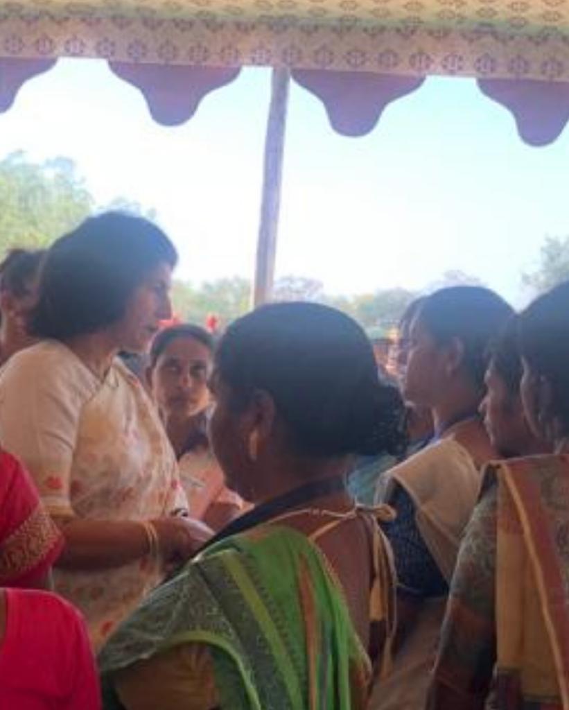 IaSouthern's tweet photo. Mrs Anita Nain, Regional President #AWWA  interacted with Veer Naris of #Bravehearts of #Galwan during #SouthernCommandInvestiture Ceremony at #Bhopal and assured them of continued support and assistance.Veer Naris will always and ever remain an inspiration for all.
#WeCare https://t.co/tjO2FCAuUZ