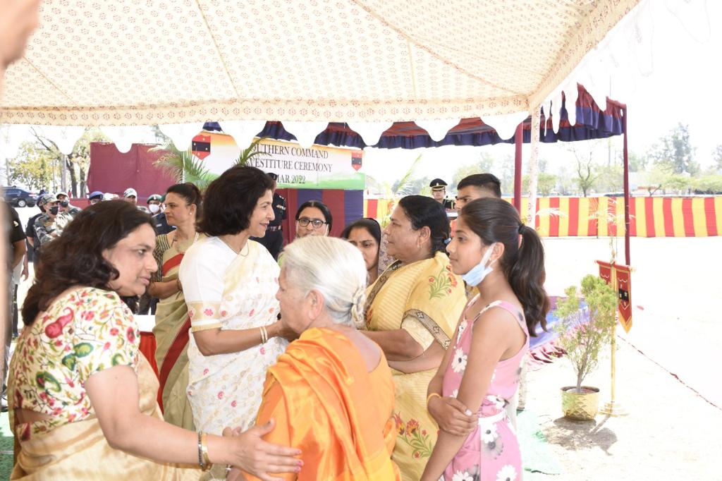 IaSouthern's tweet photo. Mrs Anita Nain, Regional President #AWWA  interacted with Veer Naris of #Bravehearts of #Galwan during #SouthernCommandInvestiture Ceremony at #Bhopal and assured them of continued support and assistance.Veer Naris will always and ever remain an inspiration for all.
#WeCare https://t.co/tjO2FCAuUZ