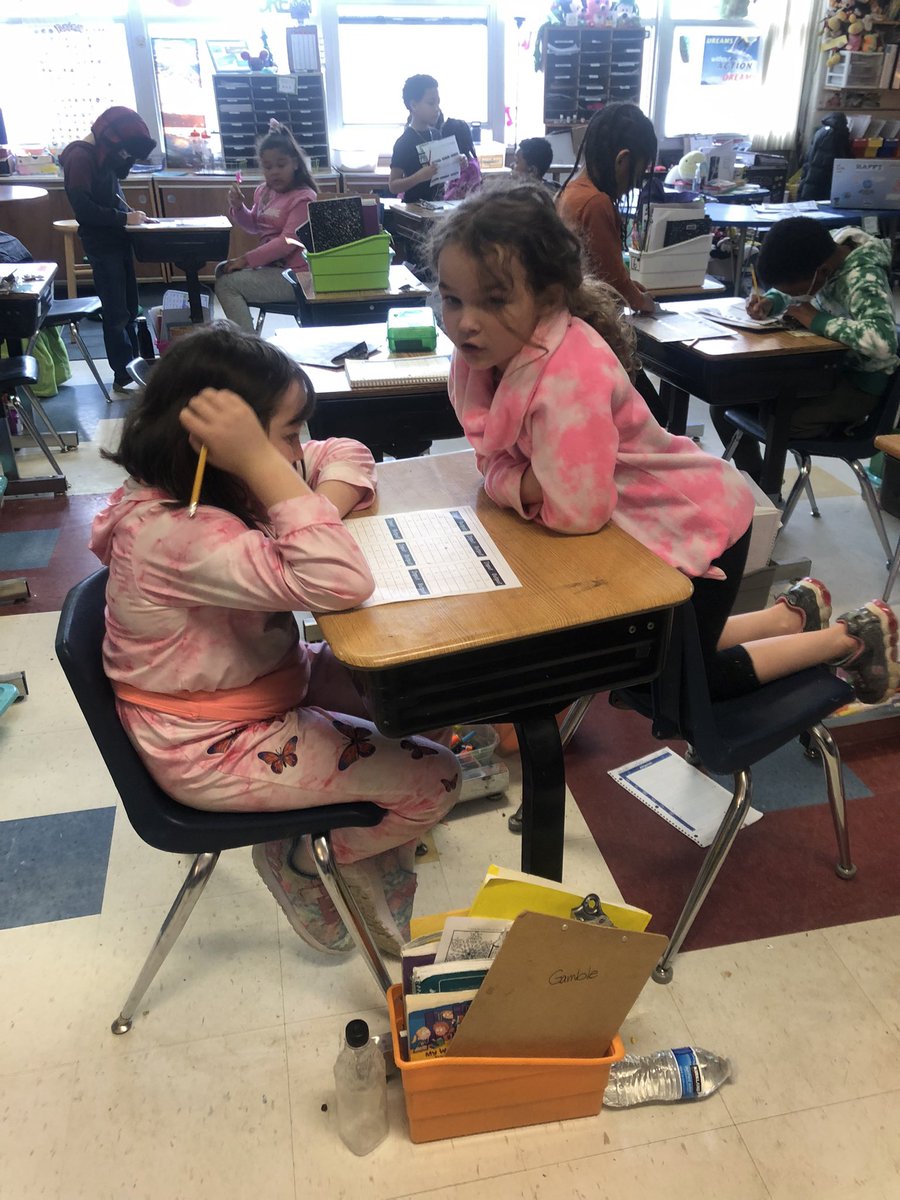MrsGamble116's tweet photo. 3rd Grade Teachers teaching input/output!! Amazing collaboration, communication, and cooperation! #peerteachers @rhayes112 @Grandview_Elem https://t.co/POudVX177z
