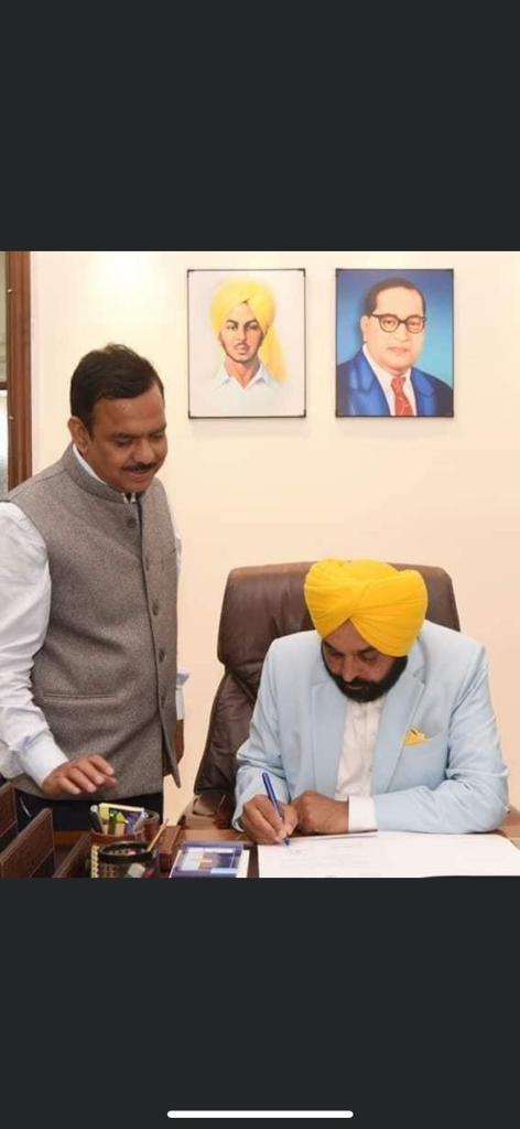 Randhawauncle's tweet photo. Anti Sikh AAP? 
The very first day of newly sworn in CM Punjab, Bhagwant Mann. The picture of Maharaja Ranjit Singh removed from his office. Bhagat Singh or Ambedkar were no comparison to great son of soil who conquered Afghanistan, blocked Path and across Khyber pass forever https://t.co/QWCSGn1dRG