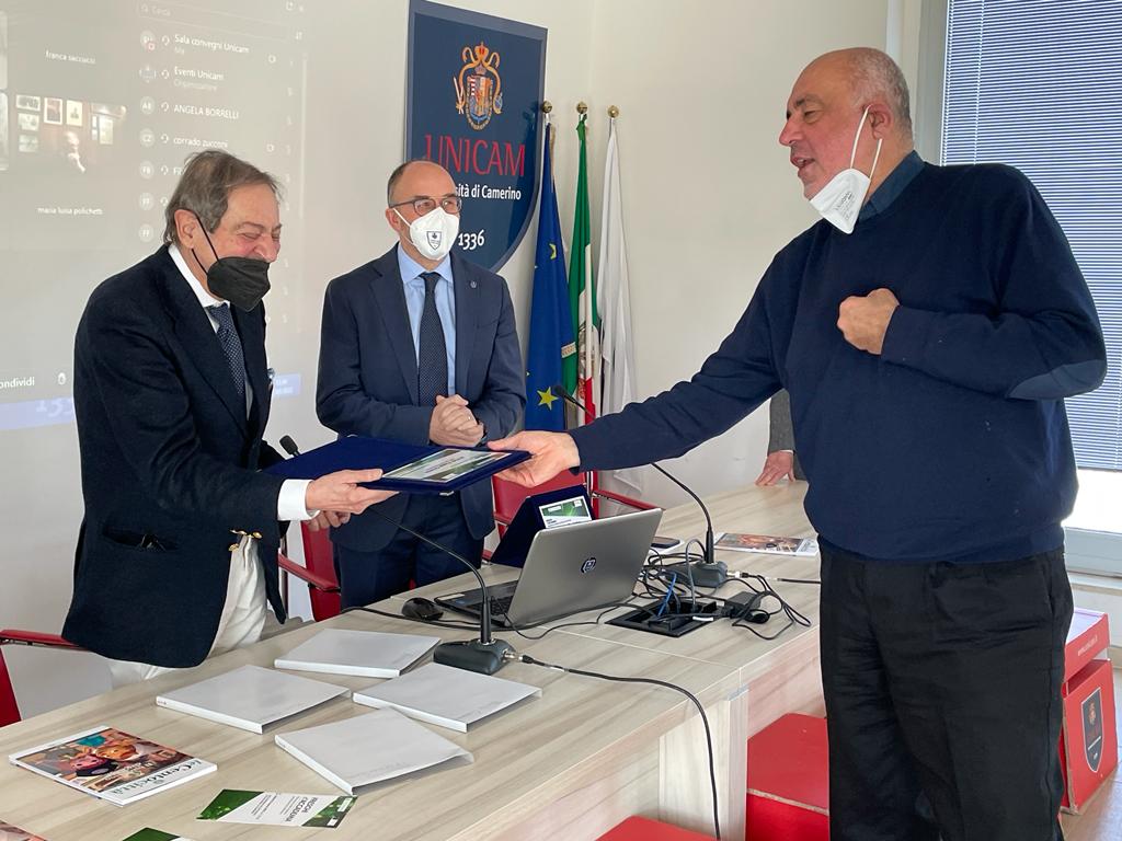 UniCamerino's tweet photo. Si è svolto nei giorni scorsi presso la sala convegni del rettorato dell'Università di #Camerino l'incontro #Freschi d'Accademia per la presentazione delle eccellenze scientifico-culturali dell'Ateneo grazie all'organizzazione dall'associazione Le Cento Città.
#unicam https://t.co/UQ2t0q1NQK