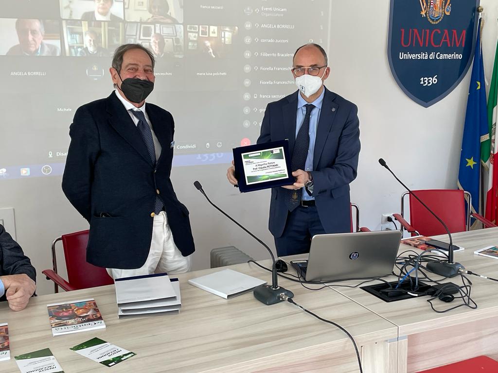 UniCamerino's tweet photo. Si è svolto nei giorni scorsi presso la sala convegni del rettorato dell'Università di #Camerino l'incontro #Freschi d'Accademia per la presentazione delle eccellenze scientifico-culturali dell'Ateneo grazie all'organizzazione dall'associazione Le Cento Città.
#unicam https://t.co/UQ2t0q1NQK