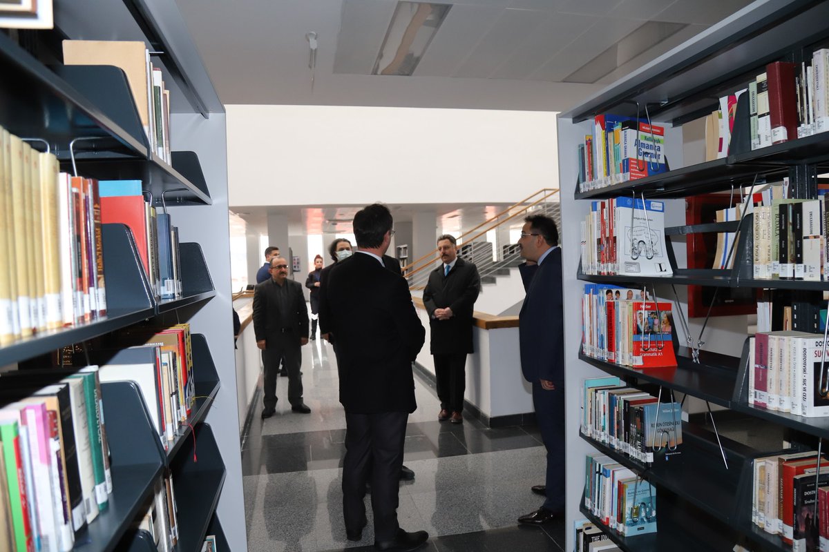 CankiriValiligi's tweet photo. Valimiz @AbdullahAyaz78, Çankırı Karatekin Üniversitesi Kütüphanesini ziyaret ederek incelemelerde bulundu. https://t.co/EpmyOwNW6p