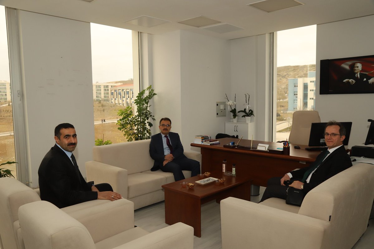 CankiriValiligi's tweet photo. Valimiz @AbdullahAyaz78, Çankırı Karatekin Üniversitesi Kütüphanesini ziyaret ederek incelemelerde bulundu. https://t.co/EpmyOwNW6p