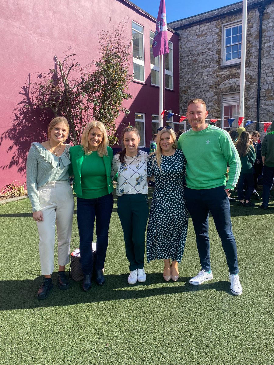 annettemurph77's tweet photo. Coicís iontach againn ar scoil do #snag2022. Céilí, tráth na gceist, Kahoot, dráma, na cluichí ocrais, an phictiúrlann, CD factor, comórtais, búit duaiseanna seacláide, spiorad scoile. #ColáisteDaibhéidAbú ☘️ https://t.co/2lr0q3e3Uj