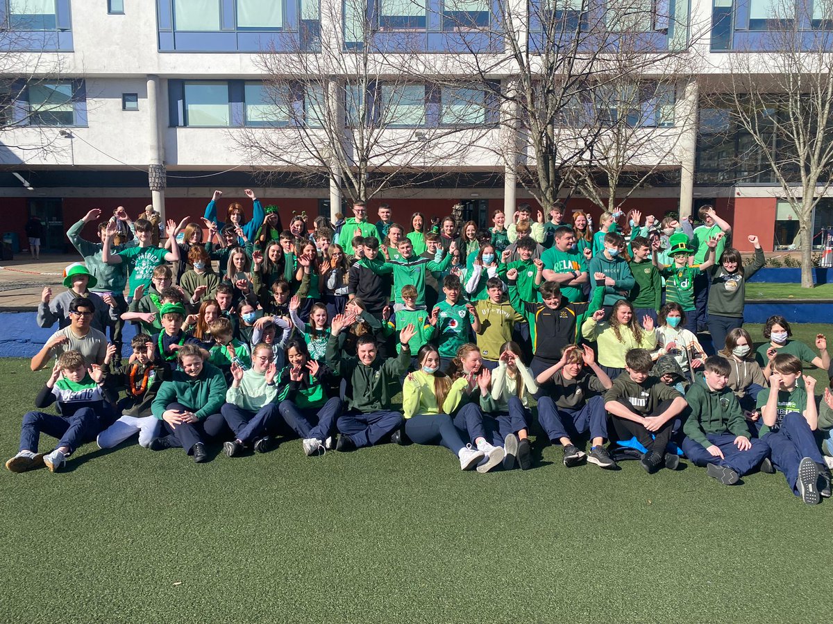 annettemurph77's tweet photo. Coicís iontach againn ar scoil do #snag2022. Céilí, tráth na gceist, Kahoot, dráma, na cluichí ocrais, an phictiúrlann, CD factor, comórtais, búit duaiseanna seacláide, spiorad scoile. #ColáisteDaibhéidAbú ☘️ https://t.co/2lr0q3e3Uj