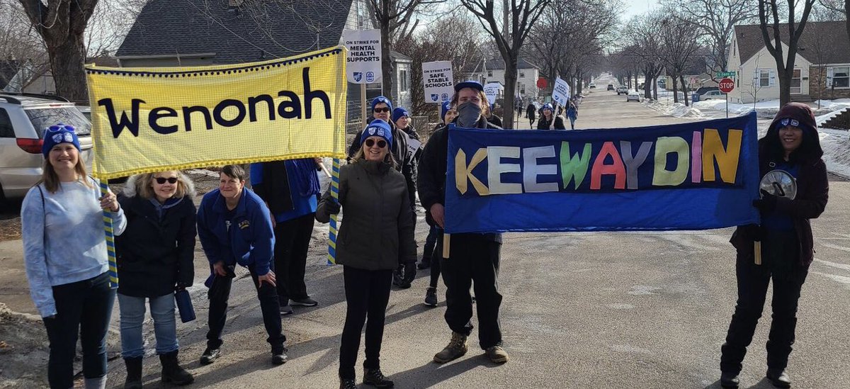 k8ielarkin's tweet image. #HoldTheLine @MFT59 #LNCS sister schools run into each other while striking for #safeandstableschoolsMPS