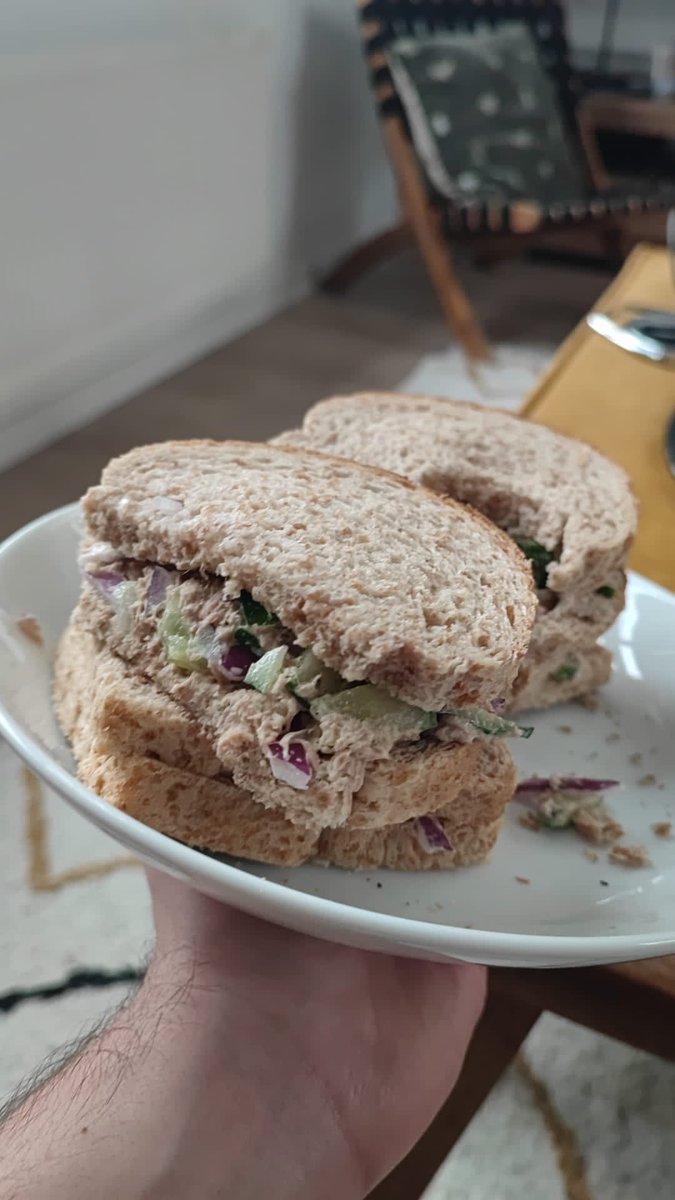 Erwinkuiper_'s tweet photo. Eating tuna sandwich
#ionfollowion #ions #soonontop https://t.co/ohpcJbbLec