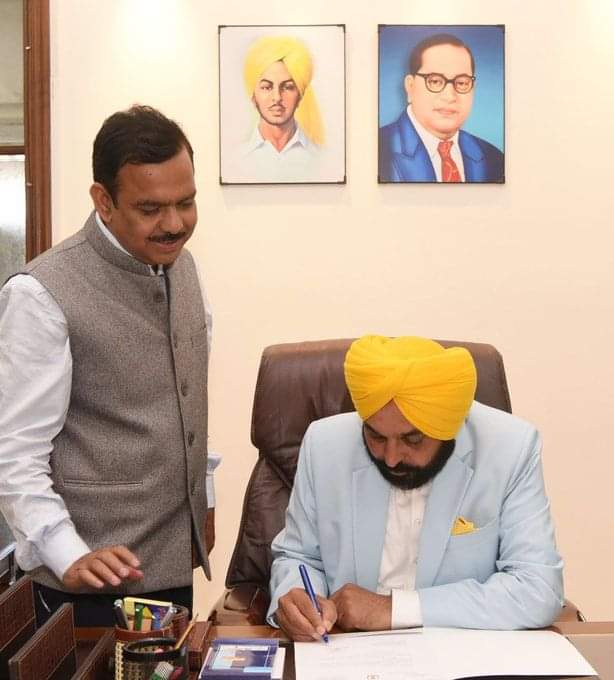 पंजाब में हुई बदलाव की शुरुआत!

मुख्यमंत्री के दफ्तर की दीवार में किसी नेता की नहीं, सिर्फ बाबा साहेब अंबेडकर जी और शहीद भगत सिंह जी की तस्वीर लगी है।

#PunjabDaCMMann