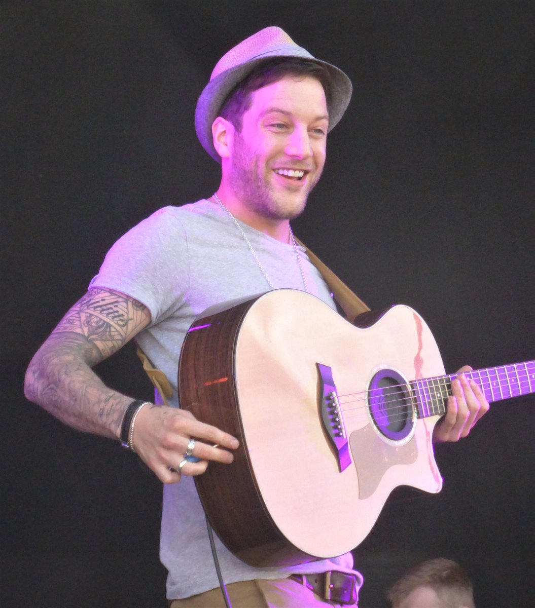 Matt_Cardle_AG's tweet photo. Who’s got that #FridayFeeling looks like Matt Cardle has! #HappyMatt #FestivalVibes #MattCardle https://t.co/tmbYViBnwq