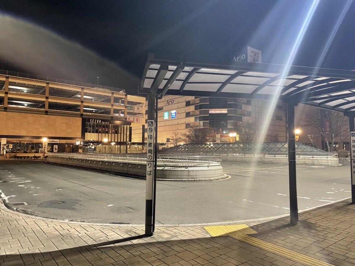 現在の泉中央タクシープールです タクシーは一台もおりませんでした 10名ほどタクシー待ちをしている方がいらっしゃいました 22 03 17 泉 いずみ 区の子育て支援企業 店舗 せんだい泉エフエム放送株式会社 仙台 宮城の子育て支援情報が満載 ぐるっと