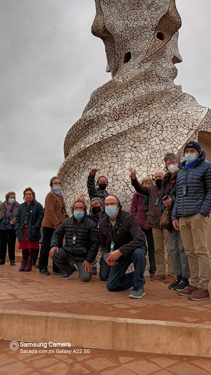 FCLP_Fundacio's tweet photo. 🧓Avui els participants del #ProgramaREMS del barri de #Montbau han visitat la @LaPedrera_BCN 
🎨Art i cultura milloren el benestar emocional i cognitiu de les persones amb demència #Alzheimer https://t.co/gOnxw4TqIm
