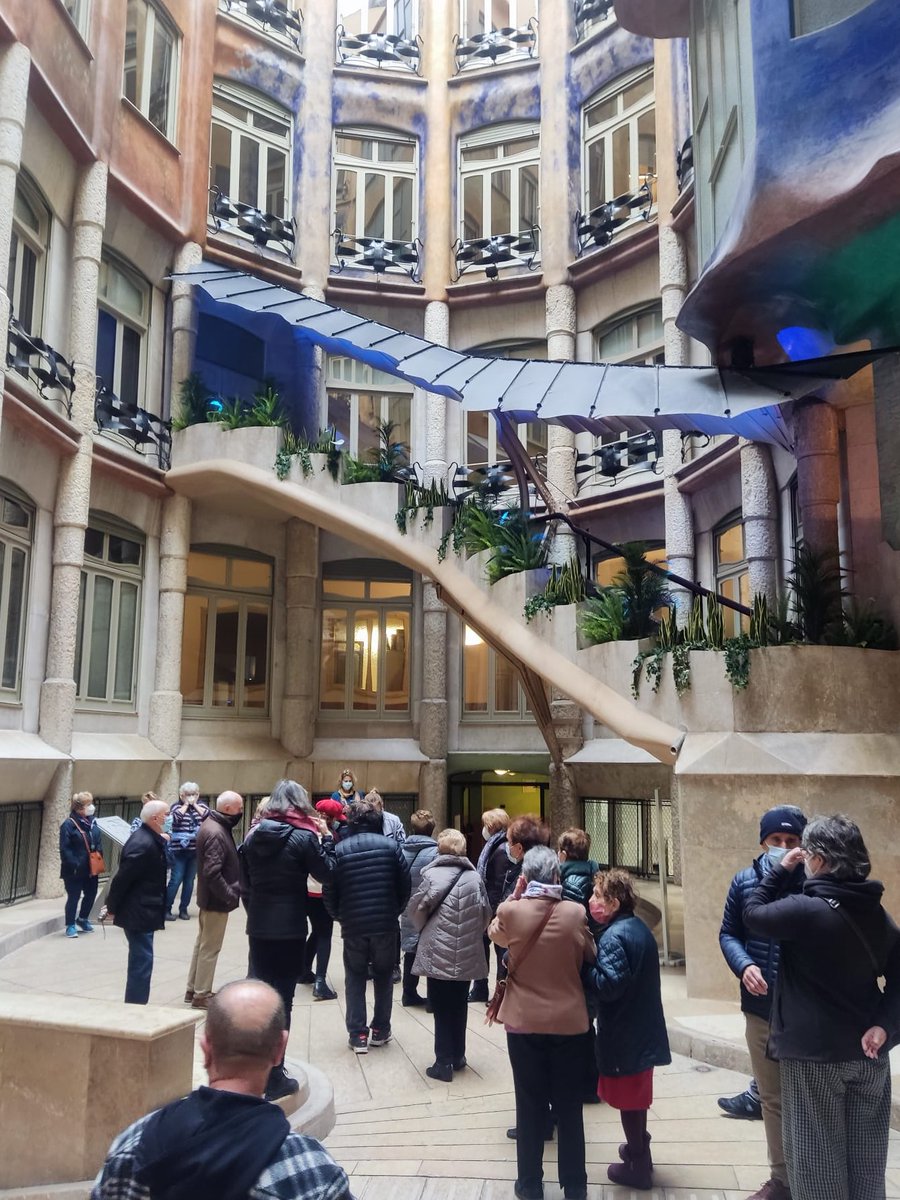 FCLP_Fundacio's tweet photo. 🧓Avui els participants del #ProgramaREMS del barri de #Montbau han visitat la @LaPedrera_BCN 
🎨Art i cultura milloren el benestar emocional i cognitiu de les persones amb demència #Alzheimer https://t.co/gOnxw4TqIm
