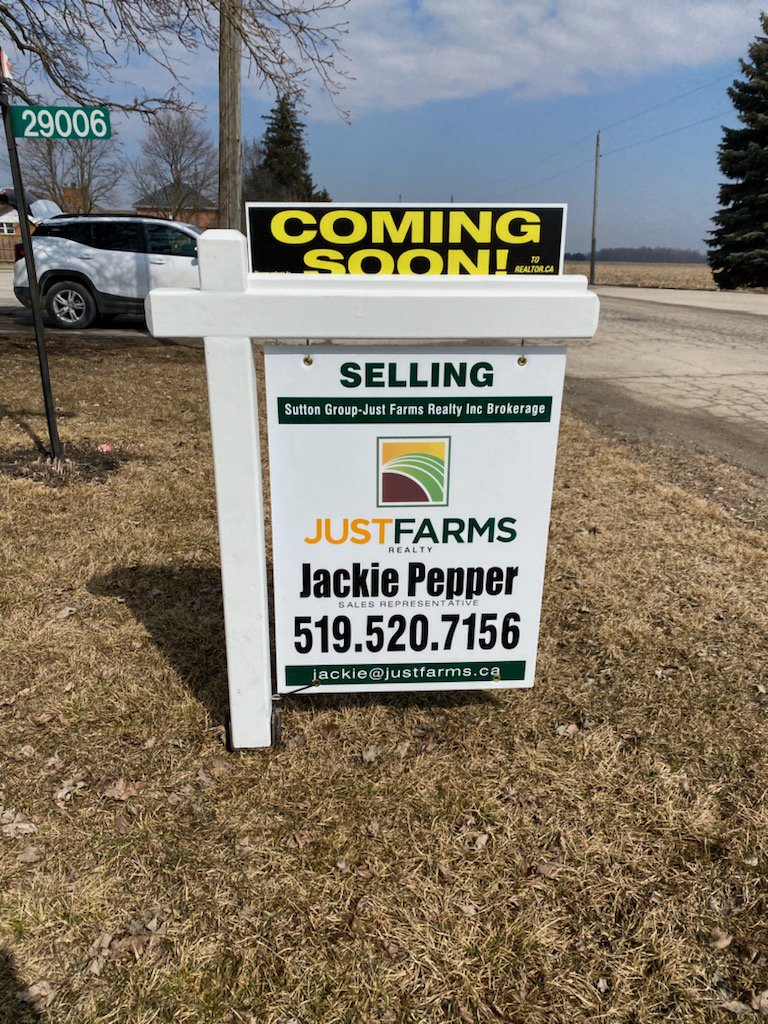 JackieMPepper's tweet photo. Coming to MLS March 21st!
3 +1 bedroom, 1 + .5 bath and fully fenced in backyard in the quaint town of Wabash.
@HandsorPaige and I specialize in rural residential in addition to Farms.
#jackieandpaige #justlist #justsold #ruralontario #AgTwitter https://t.co/eL8qDGE5e3
