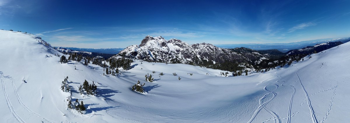 HakaiInstitute's tweet photo. While herring spawn and flowers signal the coming of spring at lower elevations, it's still wintery up on the mountains.

@mountainmap from @HakaiGeospatial is part of a team with @VIUniversity measuring the snow pack on Mount Arrowsmith before it melts and flows to the coast. https://t.co/vtDUVEcrCr