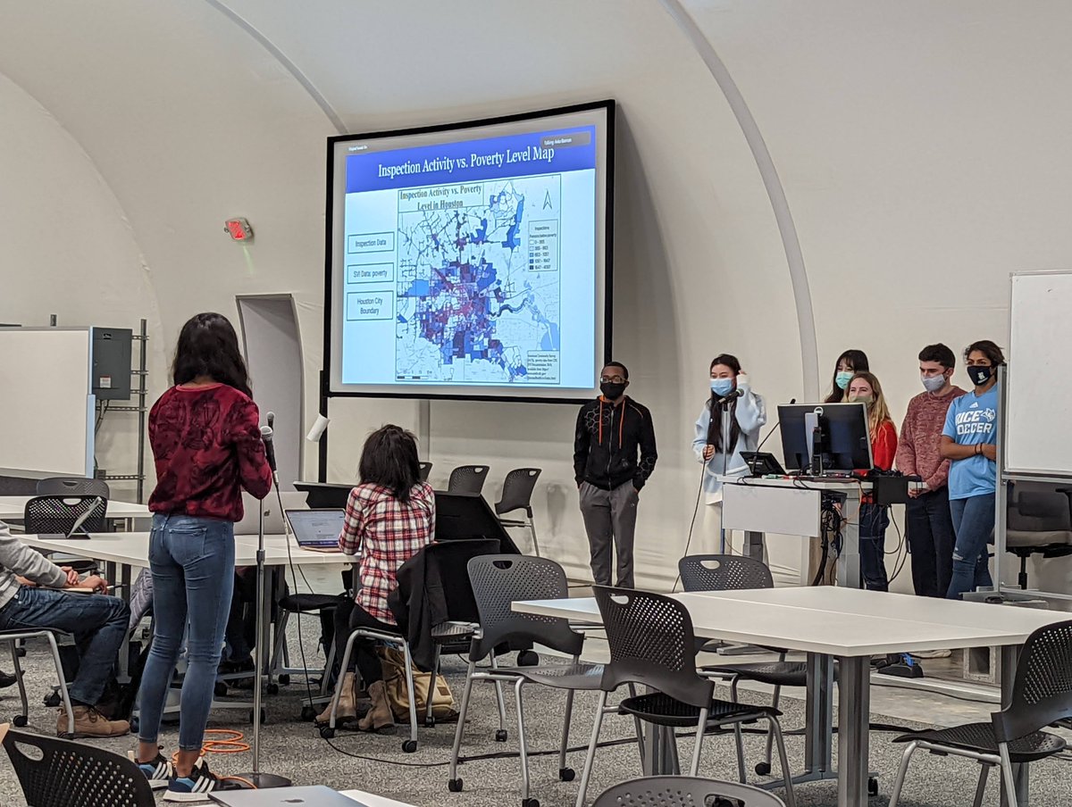 Rice_D2KLab's tweet photo. #D2KLab students communicated their current results during midterm and received feedback from their peers and mentors. Exchanging feedback and exploring ways to improve their final pitch is especially important for #datascience students working on a real-world project. #GoOwls https://t.co/ScZ8lswzGG