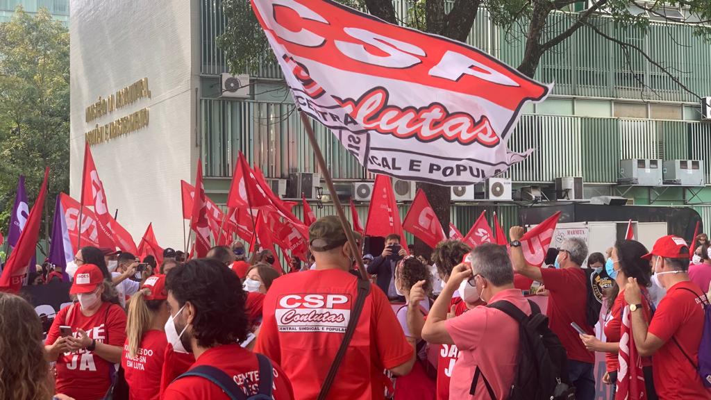 Sintrajud's tweet image. “Tem dinheiro, sim! Nosso salário já foi corroído em 20% nos últimos três anos e o Bolsonaro não deu um centavo para nenhum de nós” (Antonio Melquíades, diretor do Sintrajud)
#reajusteservidoresjá #campanhasalarial2022 #campanhasalarial