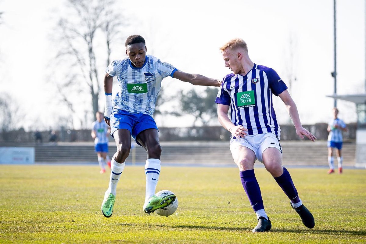 HerthaBubis's tweet photo. Heimsieg für unsere #BSCU17! 🤩 Gegen den FC Erzgebirge Aue gewannen unsere B-Junioren am Mittwochnachmittag mit 5:1 (2:0). Leander #Popp mit einem Viererpack und Seyid #Akova erzielten unsere Treffer. Glückwunsch, Jungs! 👏🏼 

#DieZukunftGehörtBerlin #HaHoHe https://t.co/d0augjGcZm