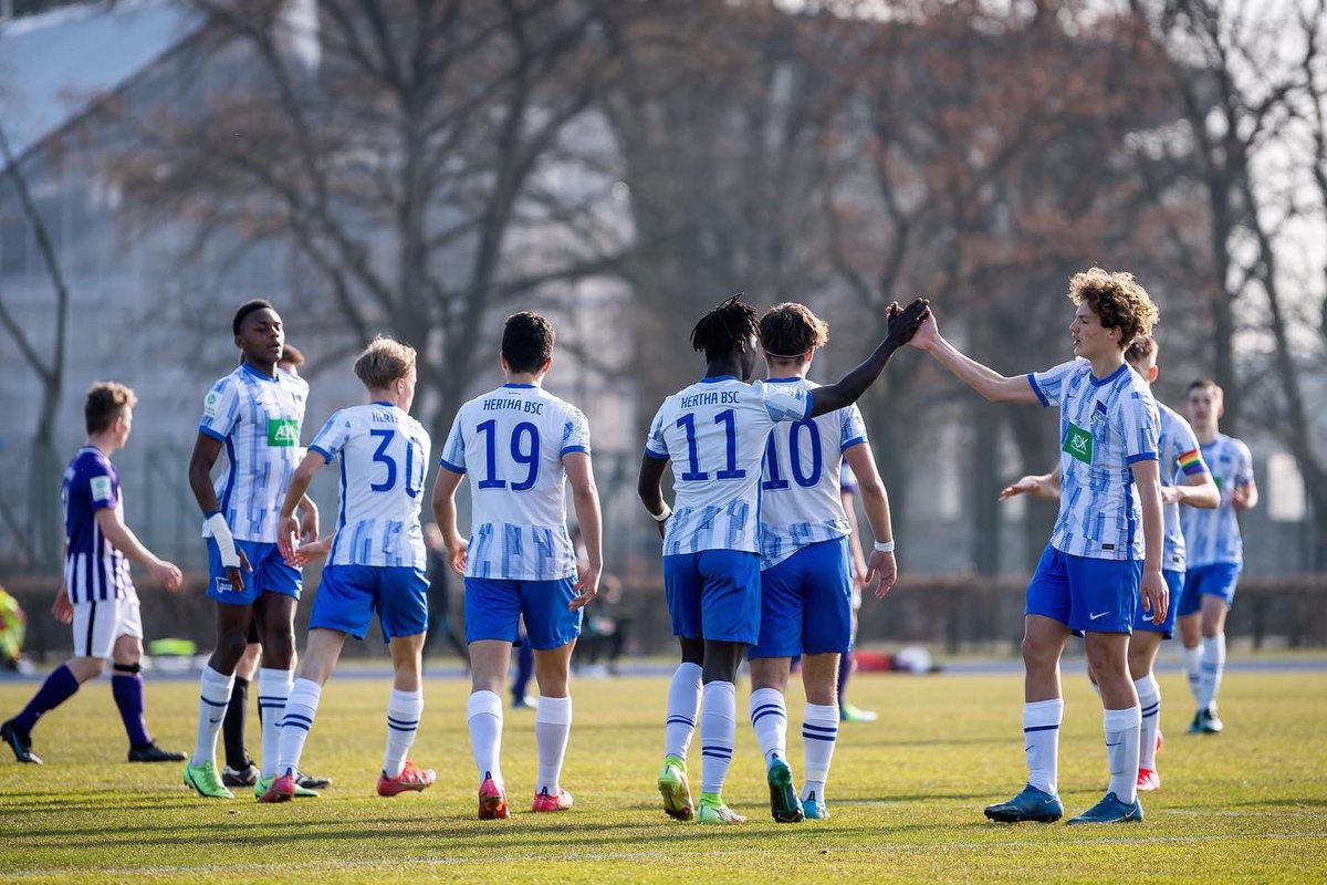 HerthaBubis's tweet photo. Heimsieg für unsere #BSCU17! 🤩 Gegen den FC Erzgebirge Aue gewannen unsere B-Junioren am Mittwochnachmittag mit 5:1 (2:0). Leander #Popp mit einem Viererpack und Seyid #Akova erzielten unsere Treffer. Glückwunsch, Jungs! 👏🏼 

#DieZukunftGehörtBerlin #HaHoHe https://t.co/d0augjGcZm