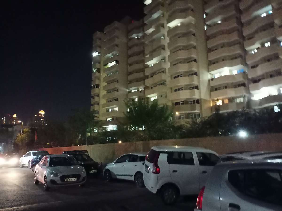 imshalinee's tweet photo. @R25_Speaks @dtcphry @DC_Gurugram @TrafficGGM @cmohry @Dchautala @mlkhattar @MeraGurgaon Terrible traffic due to cars parked on the road by pyramid society sector 70 A @TrafficGGM @dtcphry @cmohry @TOIGurgaon @JantaKaReporter https://t.co/aJToQz0w5Q