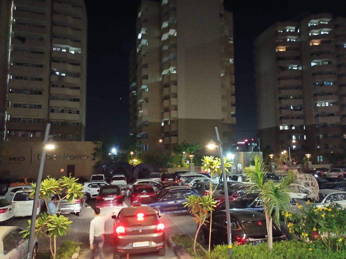 imshalinee's tweet photo. @R25_Speaks @dtcphry @DC_Gurugram @TrafficGGM @cmohry @Dchautala @mlkhattar @MeraGurgaon Terrible traffic due to cars parked on the road by pyramid society sector 70 A @TrafficGGM @dtcphry @cmohry @TOIGurgaon @JantaKaReporter https://t.co/aJToQz0w5Q