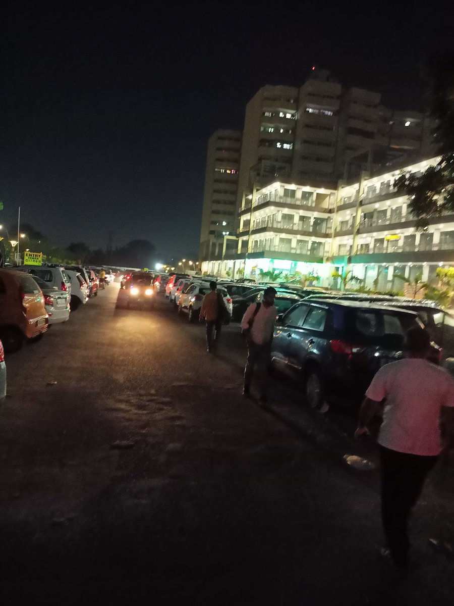 imshalinee's tweet photo. @R25_Speaks @dtcphry @DC_Gurugram @TrafficGGM @cmohry @Dchautala @mlkhattar @MeraGurgaon Terrible traffic due to cars parked on the road by pyramid society sector 70 A @TrafficGGM @dtcphry @cmohry @TOIGurgaon @JantaKaReporter https://t.co/aJToQz0w5Q