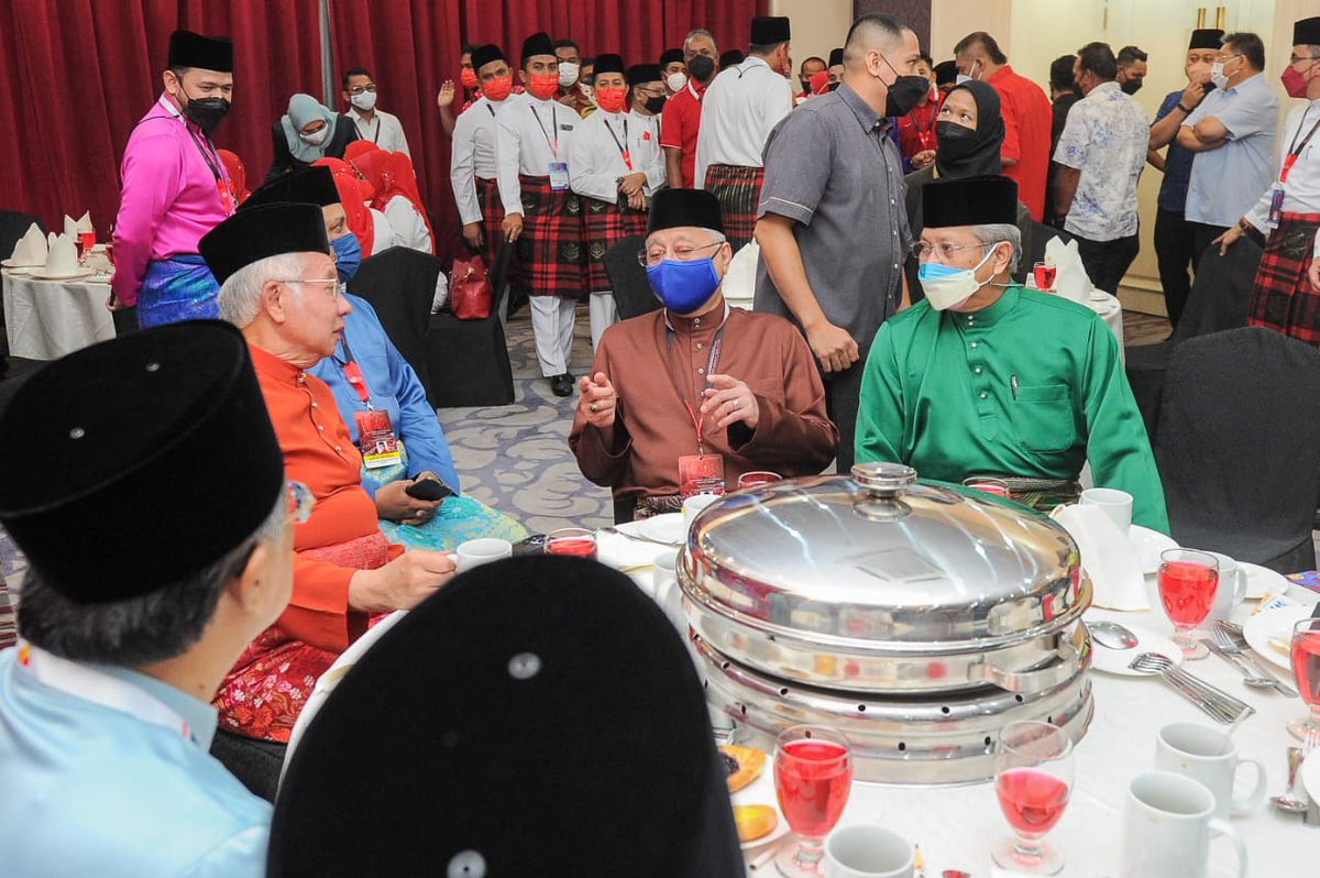 Bersama PM,DSN dan kawan kawan MKT hadhir Majlis Peresmian Persidangan Wanita,Pemuda dan Puteri UMNO di PWTC. PAU sentiasa menarik dan sarat dengan ucapan ucapan yg berbagai..