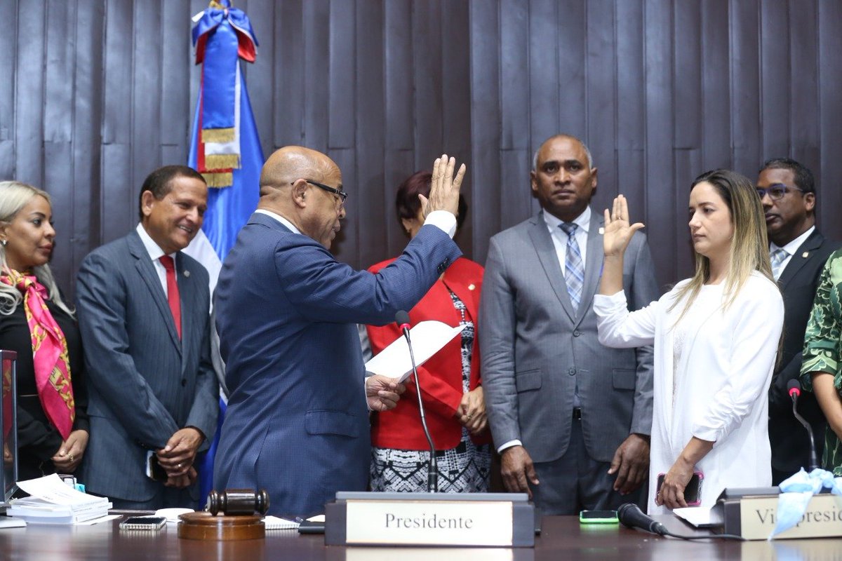 JURAMENTAN A LA ESPOSA DEL FALLECIDO DIPUTADO DE VALVERDE LOPEZ CHAVEZ. 

Hoy quedó juramenta como diputada por la provincia de Valverde, la señora Martha de Jesús Collado Ozoria de López esposa del fallecido diputado José FranciscoLopez Chávez del partido <a href="/PRM_Oficial/">PRM</a>
