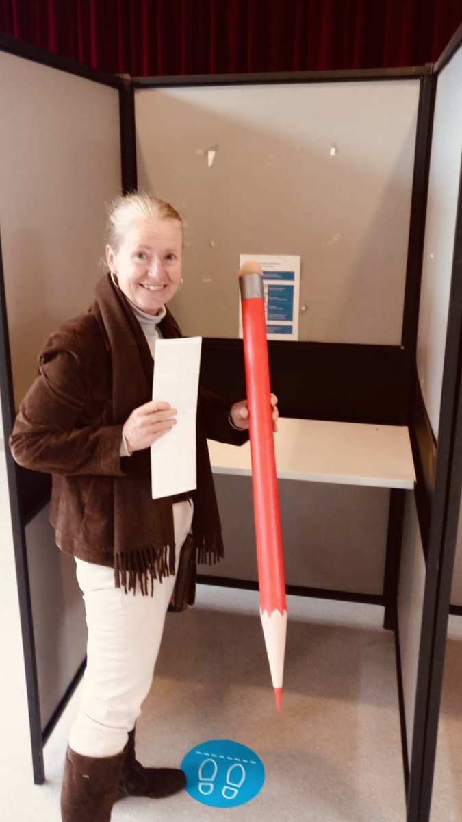 Eindelijk wordt het GRP (Grote Rode Potlood) van kandidaat nummer 3 <a href="/ArentzMaryAnn/">Mary-Ann Arentz-Bakker</a> Mary-Ann Arentz gebruikt waarvoor het gemaakt wordt: Stemmen! Nog enkele uren voordat de uitslag bekend wordt. Spannend!