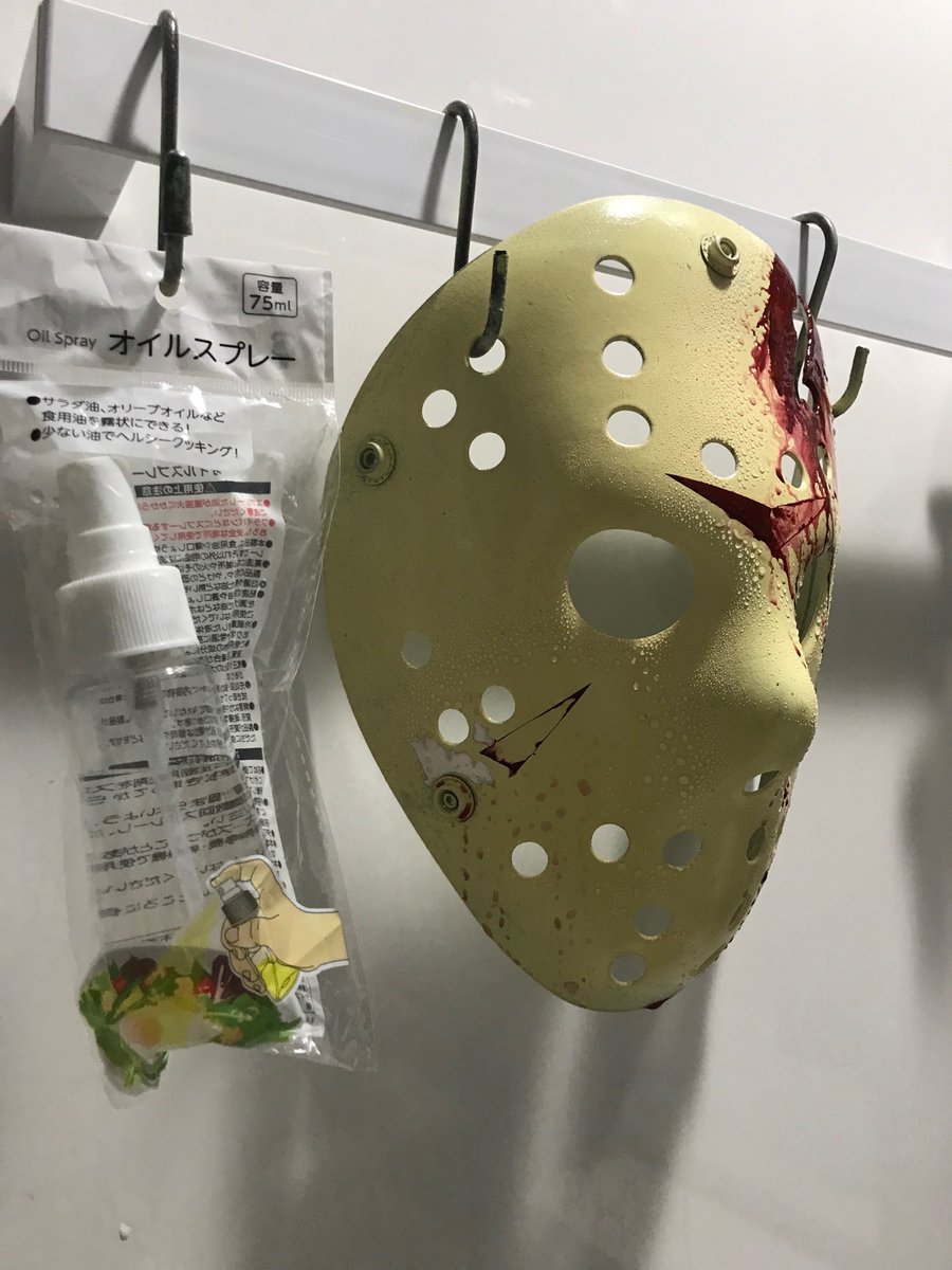 100均のオイルスプレーに水を入れて､ペイントが乾く前のマスクに