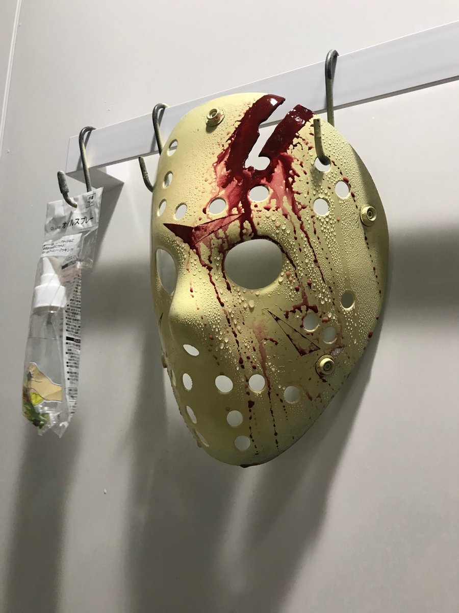 100均のオイルスプレーに水を入れて､ペイントが乾く前のマスクに