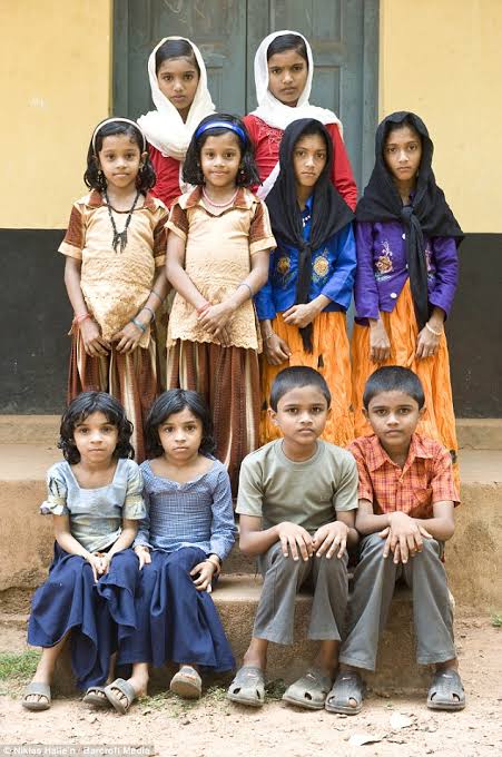 hathyogi31's tweet photo. Kodinhi, Kerala is known as ‘Village of Twins’, as you enter in the village, you’ll start seeing doubles of almost everyone. It has  currently about 200 pair of twins and 2 sets of triplets. Women who are married outside the village also end up having twins or triplets. https://t.co/6rNIF4xQCw