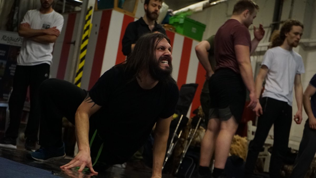 ShaneSeniorUK's tweet image. Nice shot from Dean Ridge training as a Goblin last month with Alexander James Holloway . The more I look, the more I see myself naturally in this role 🤣👹

#mocap #creaturework #stunts #stuntman #combat #combattraining #screencombat #lotr #lordoftherings #goblins #dwarfs #orcs