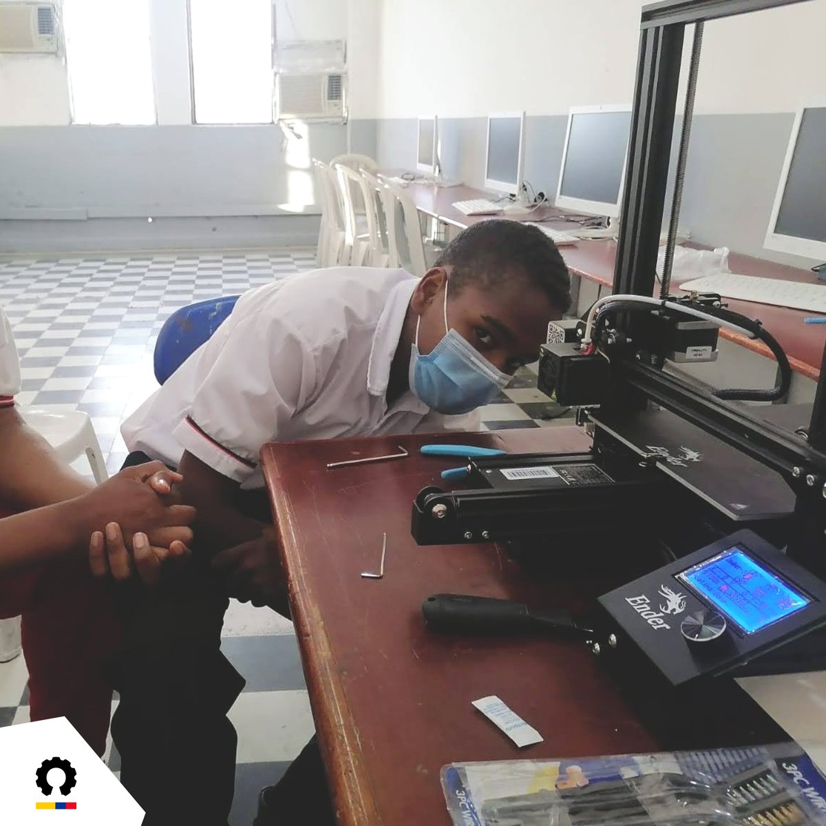 Durante estas últimas semanas hemos tenido capacitaciones de refuerzo en modelado 3D y uso y manejo de la impresora 3D para los colegios que recibieron las “Impresoras viajeras”.

Estas son nuestras primeras experiencias presenciales 👨🏽‍💻, gracias al apoyo de @robotica_choco.