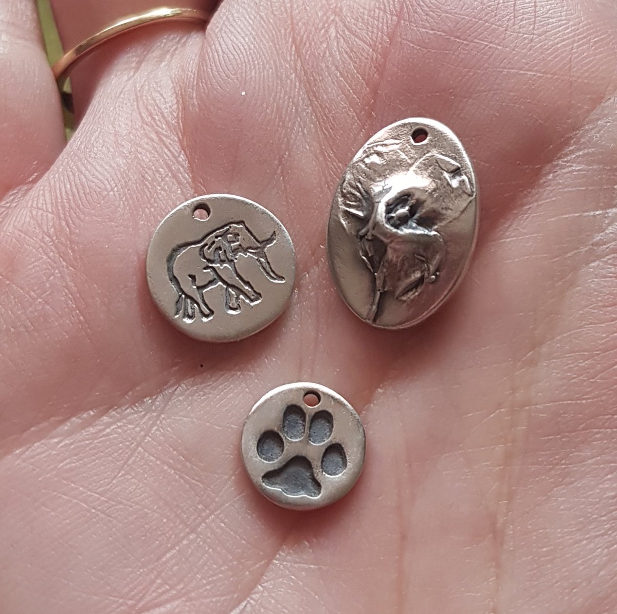 Flutterbuyzstu1's tweet image. Work in progress new designs that have just had a patina added and are now ready to polish and tumble.

An elephant design, a spring violet flower and a tiny paw print pendant.

#WIP #handmade #workinprogress #jewellery