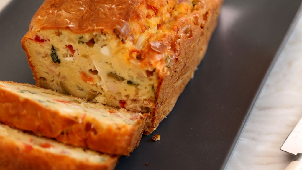 PinceAffamee's tweet photo. 1ère recette vraiment pas cher et la base de beaucoup de chose : Le #cake ! 
A la fois #sucré ou #salé, voici la base : 
- 200g de farine
- 3 Oeufs
- 1 verre de lait (15cl environ)
- 2 c. à s. d'huile 
- 1 sach. Levure Chimique
- Sel, Poivre ou Sucre

#Recette #AntiGaspi #LaPince https://t.co/srJikSOv0k