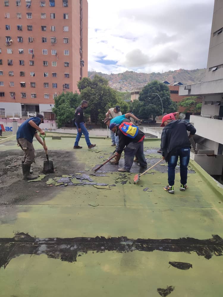 AlcaldiaDCcs's tweet photo. ☑️La @brisopp Junto al #FONDEC a través de la Alcaldía de Caracas inician trabajos de impermeabilización en la maternidad Concepción Palacios en la parroquia #SanJuan, garantizando así espacios para la salud de nuestro pueblo caraqueño.
#FreeAlexSaab https://t.co/rbUMKCtdPF