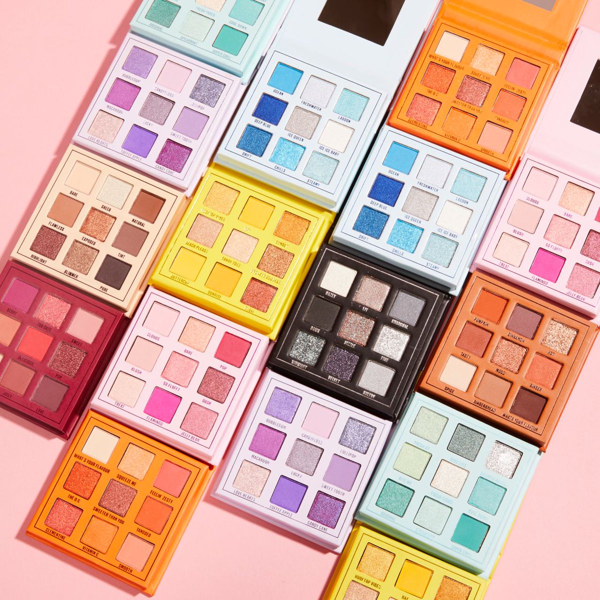 MakeupRevItalia's tweet photo. 🌈 Piccole ma COLORATISSIME 🌈 Disponibili in diverse combinazioni di colori, potrai scegliere quella perfetta per te! Grazie alle piccole dimensioni potrai portarle sempre con te. Un vero must have per la tua beauty bag da viaggio. 😉

https://t.co/cUq03QCEdI https://t.co/fIXhdjp2gB