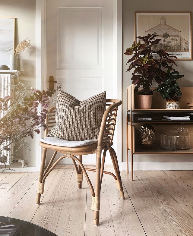 StyleOurHome's tweet photo. Sheltering from untimely spring showers? Just 2 hours of nature p/week has been proven to have a big impact on our health. Not convinced? Blend natural rattan furniture &amp; houseplants into the interior setting for a similar effect #home #decor #tips #wellness #WellbeingWednesday https://t.co/2gYDAnkkML