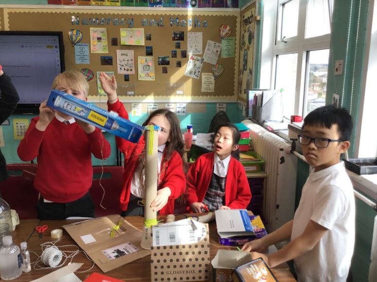 Carolside_PS's tweet photo. P5c at the planning & building stage of our engineering challenge - to build a crane that can lift an egg 30 cm off the ground and return it in one piece. #CPSSTEAM #ERSTEM #BSW22 https://t.co/fL4UgGkRFD