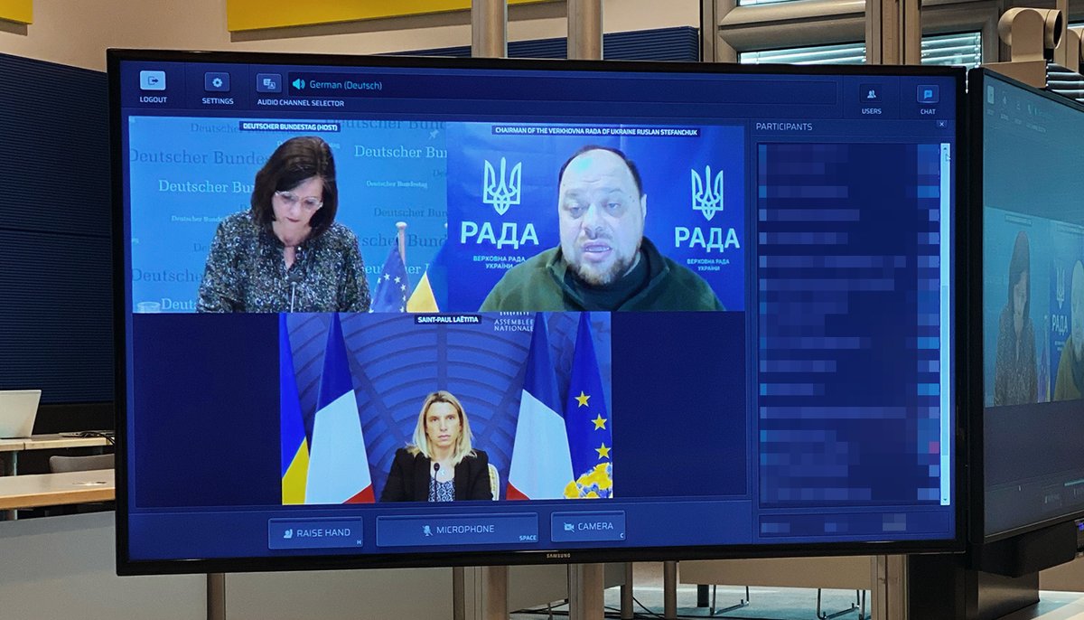 Auf einem Bildschirm ist eine Videokonferenz zu sehen. Man sieht drei Kamerabilder. Von Katrin Göring-Eckardt, der Vizepräsidentin des Deutschen Bundestages. Von Ruslan Stefanttschuk, dem Präsidenten des ukrainischen Parlaments. Und von Roberta Metsola, der Präsidentin des Europäischen Parlaments.