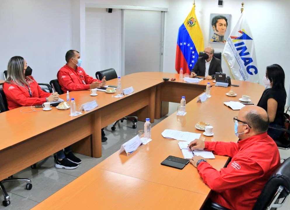 inac_ve's tweet photo. #16Mar || Presidente #INAC MG @JuanTeixeiraD sostiene reunión con representantes de la empresa #Casalab para evaluar temas operativos relacionados con las medidas de bioseguridad implementadas en terminales aeroportuarias venezolanas. https://t.co/rWHHrWMjLq