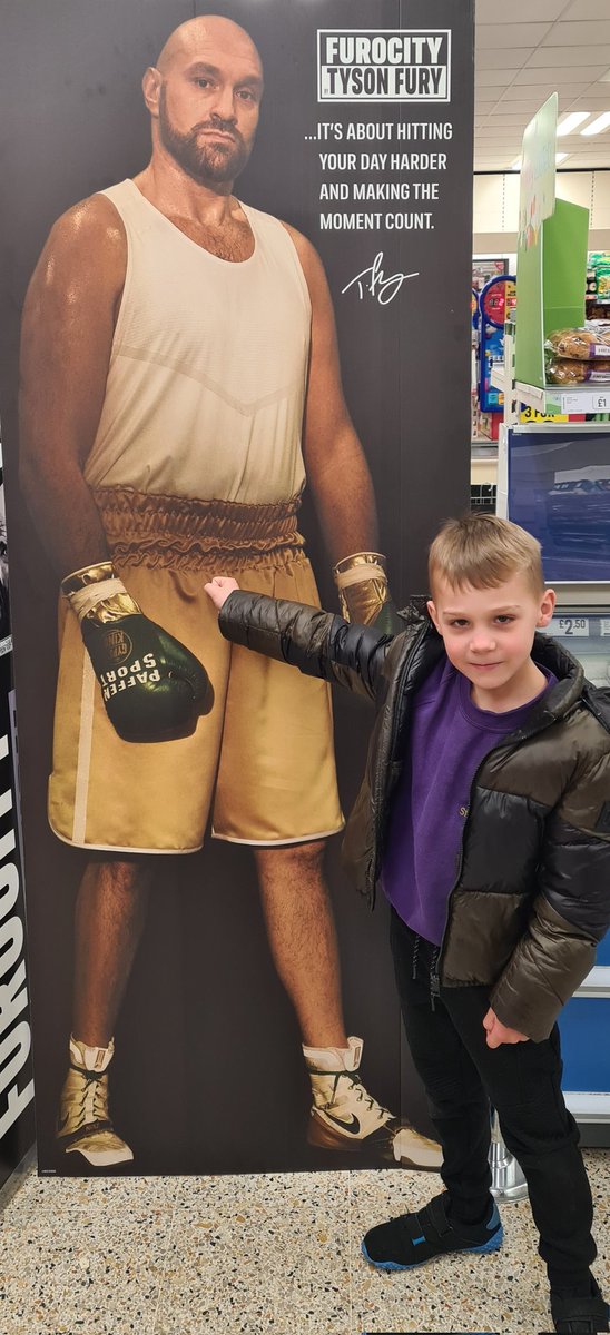 AR10ANT's tweet photo. @Tyson_Fury I told him it was well below the belt and he just replied "bring it champ, the belts will be mine" https://t.co/x2XWOwLu8x