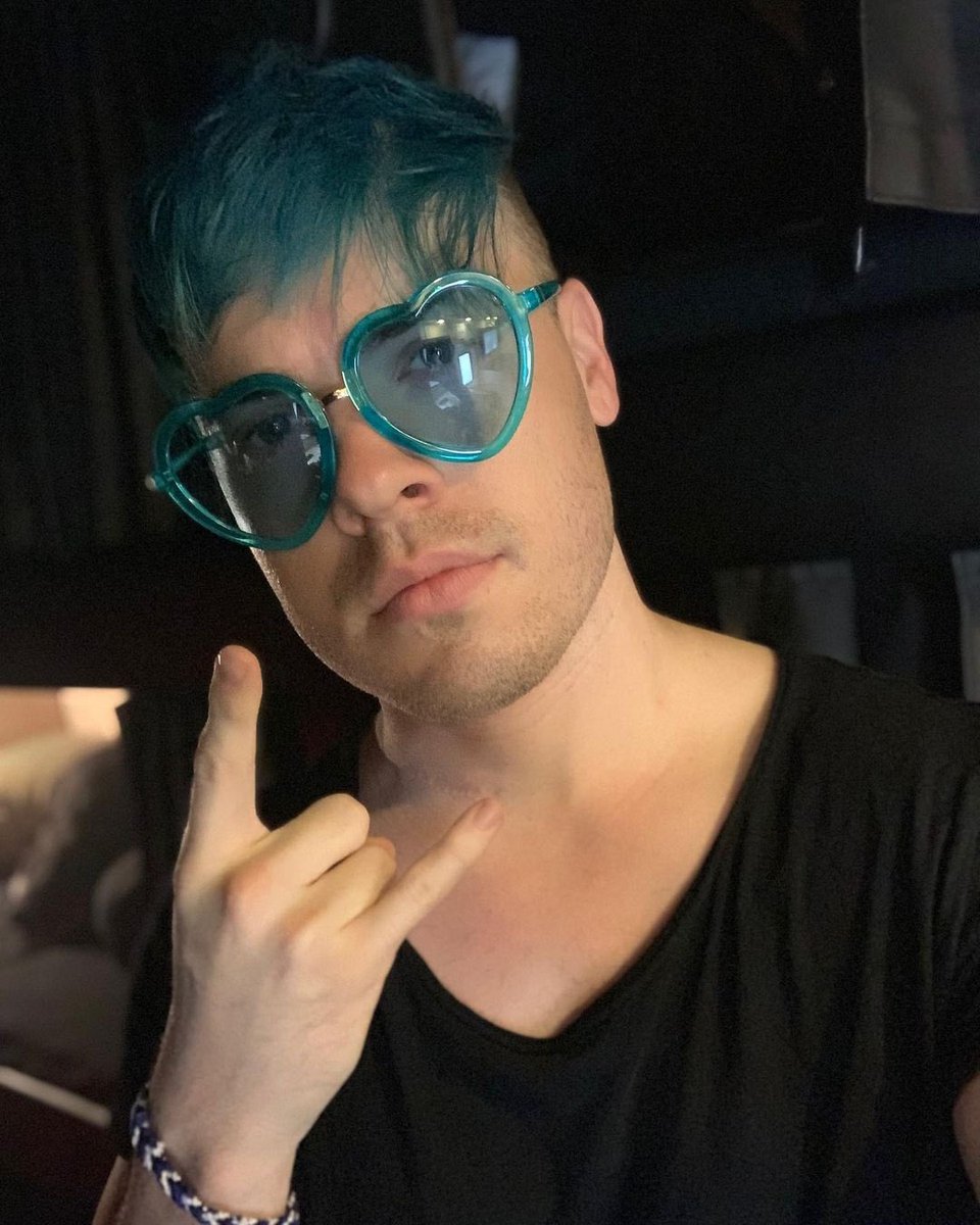setitELSEWHERE's tweet photo. @ChicaaChicken is it because of the glasses 😕 https://t.co/J4e5oeIgMv