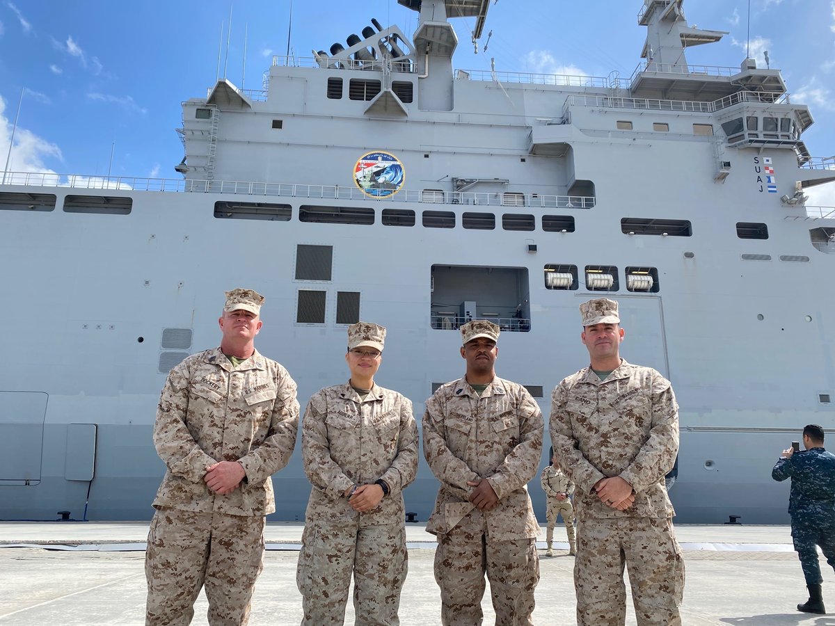 CENTCOMRussian's tweet photo. Лица вооруженных сил США
Морские пехотинцы США из военно-морских десантных сил позируют перед кораблем LHD Гамаль Абдель Насер во время многодневного обмена опытом с египетскими вооруженными силами, проходившего с 27 февраля по 5 марта #marcent #МорскаяПехотаСША #фотодня https://t.co/3BCv9FiiQU