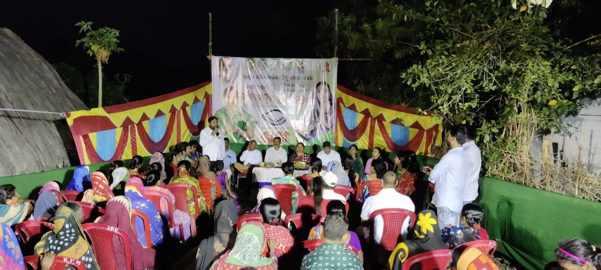 SwarupDas_Bls's tweet photo. #ଗାଁ_ପରେ_ଏବେ_ସହର
#ଶଙ୍ଖ_ଚି଼ହ୍ନ_ଘର_ଘର 
ଆଜି ବାଲେଶ୍ୱର ପୌରପାଳିକା ଅନ୍ତର୍ଗତ 30 ନମ୍ବର ୱାର୍ଡ଼ରେ ଅନୁଷ୍ଠିତ ବୈଠକରେ ବିଜୁ ଜନତା ଦଳର ପୌର ଅଧକ୍ଷା ପ୍ରାର୍ଥୀନୀ ଶ୍ରୀମତୀ ସବିତା ସାହୁ ଏବଂ ୱାର୍ଡ଼ କାଉଁସିଲର ପ୍ରାର୍ଥୀନୀ ସୁନିଆ ମୁର୍ମୁଙ୍କ ପାଇଁ ଦଳୀୟ ନେତୃତ୍ୱଙ୍କ ସହ ନିର୍ବାଚନ ପ୍ରଚାର ଏବଂ ଭୋଟ ଭିକ୍ଷା କଲୁ l
#Vote4BJD https://t.co/FlHZKiKouz