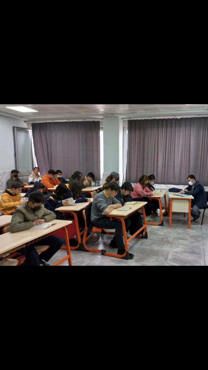 OuzKaanAL2's tweet photo. Sınıfta, koridorda, mutfakta... Kitap her yerde #oğuzkağanokuyor #osmaniyeokuyor  Kitap okuma etkinliğimizden kareler https://t.co/VfRwOZzlKp