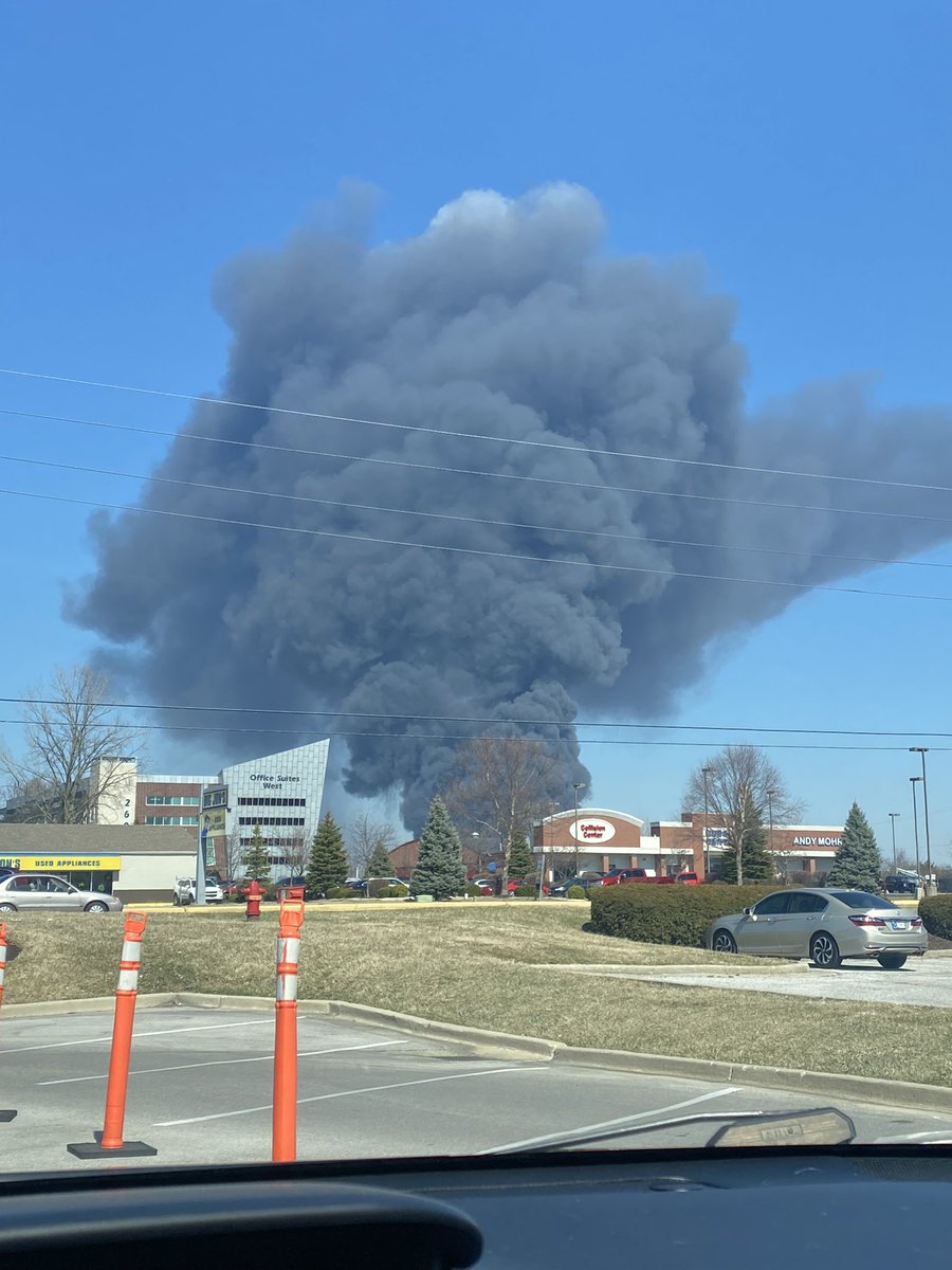 alliedeno's tweet photo. Plainfield sky is looking very scary on this sunny day #indianapolis @wrtv https://t.co/gEljchBWUG