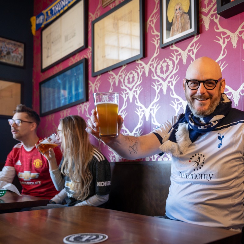 PLinUSA's tweet photo. Meet @MnNiceFC, a @SpursOfficial supporter that's created an inclusive space with his own ⚽️ bar, the @BlackHartSTP 🤍

#PLFansOfAmerica