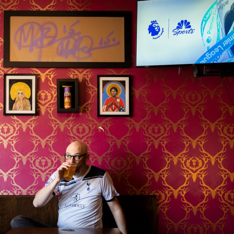 PLinUSA's tweet photo. Meet @MnNiceFC, a @SpursOfficial supporter that's created an inclusive space with his own ⚽️ bar, the @BlackHartSTP 🤍

#PLFansOfAmerica